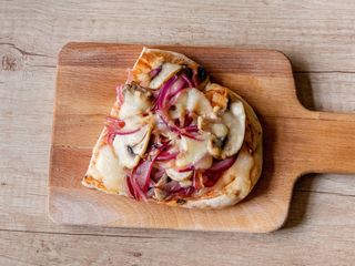 Focaccia mozzarella, champiñones y cebolla