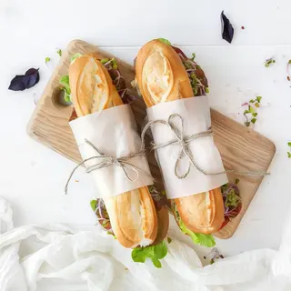 Bocadillo De Tostada Jamón Y Queso