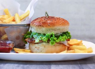 Пилешки бургер с картофи (350г)