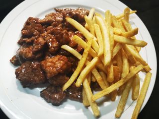 Ternera Con Patatas Fritas