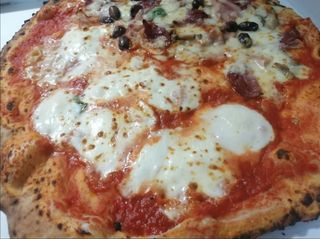 Pizza meta mista e meta margherita a  mezzo kilo