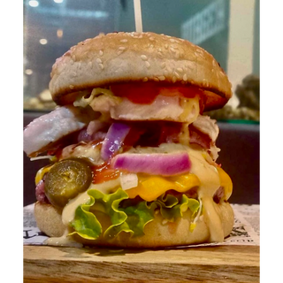 Халапеньо телешки бургер и картофки