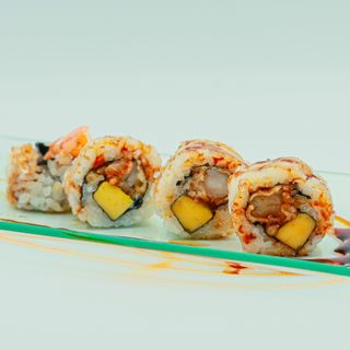 Uramaki de langostinos con mango