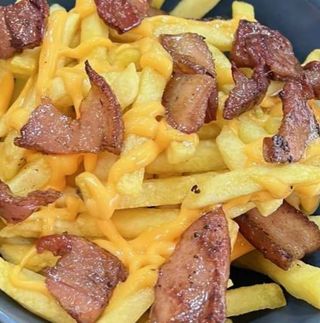 Batata Frita com Bacon e Molho Cheddar