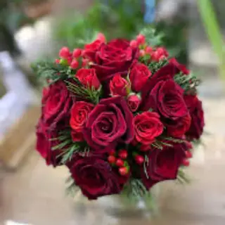 Bouquet rose e roselline rosse 