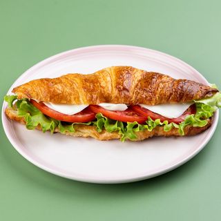 კრუასანის სენდვიჩი მოცარელათი