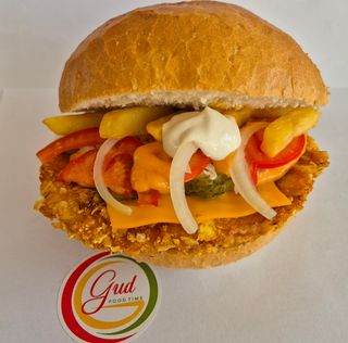 Crispy snitel pui sandwich