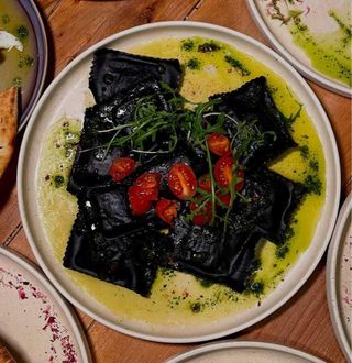 Czarne Ravioli coi Gambri