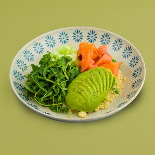 Dimljeni losos i avokado salata