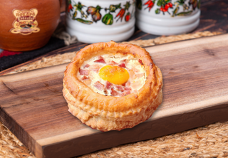 Pogacica sa sirom, slaninom i jajetom