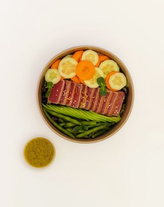 Salad with tuna tataki, avocado and mango sauce