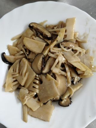 Funghi e bambù saltati