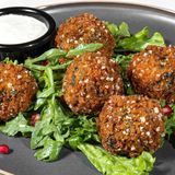 Кюфтенца с киноа, спанак, крема сирене, нар, рукола и млечен сос 350 г