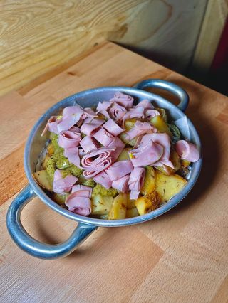 Patate al forno, crema di pistacchio e mortadella