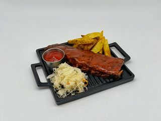 Свинячі ребра з картоплею та соусом на вибір