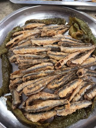 Boquerones fritos 12 unidades con patatas fritas 