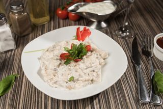 Medalion de curcan în sos de ciuperci