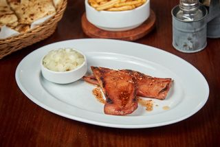 Dimljena bela vešalica