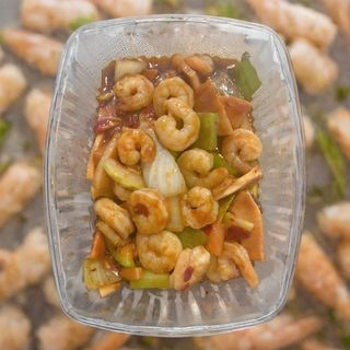 84В. Скариди с люто сос и зеленчуци (550гр)