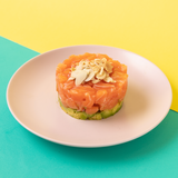 Salmone crudo, avocado e mandorle