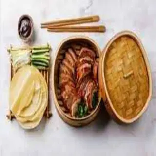 Pato laqueado pekinés con sus crepes y verduras ( 6 rolls.)