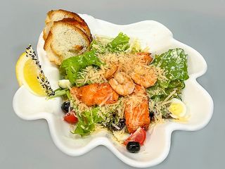 Салат Цезар з сьомгою та креветками (250 гр)