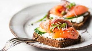 Tostada De Salmón Con Queso Philadelphia Y Pepino