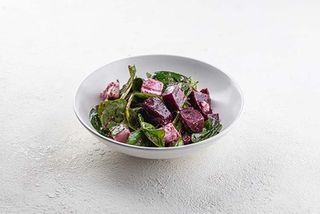 Салат з фетою, буряком та шпинатом