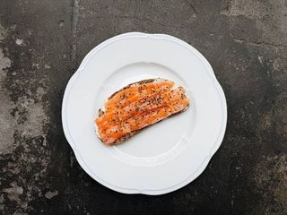 Бутрік з підкопченим лососем