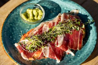 DESAYUNO IBÉRICO: Tostada jamón ibérico, croissant y zumo de naranja