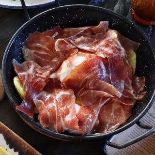 Huevos payeses con patata y jamón ibérico de Guijuelo