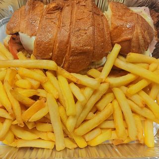 Menú: Croissant pollo especial + papas+bebida