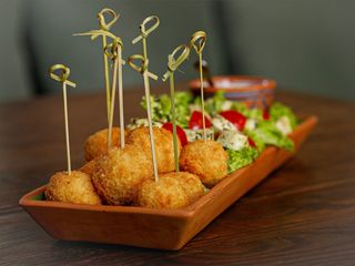 ელარჯის ბურთები გებჟალიას სალათით