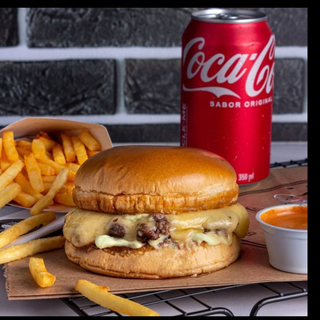 Menu cheeseburger e patatina e bibita