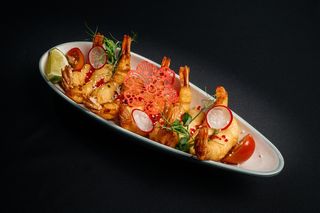 Креветки темпура  под соусом спайси