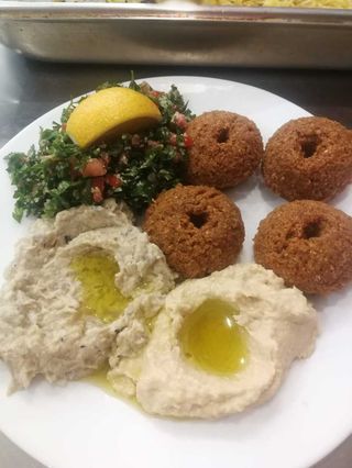 Веган фалафел с богата гарнитура (350г)