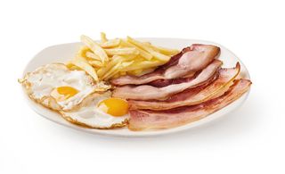 Huevos fritos con bacon y patatas