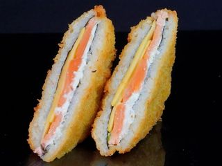 Sushi-kanapka z łososiem i mango