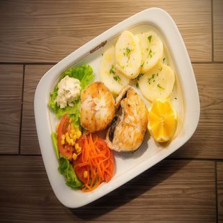 Merluza Fresca A La Plancha Con Ensalada