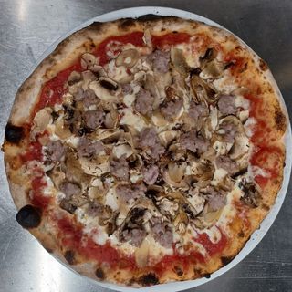 Pizza funghi e salsiccia