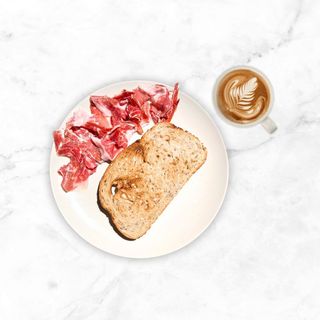 Tosta ibérica con bebida caliente