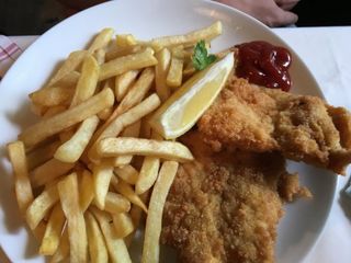 Pollo Empanado Con Patatas Fritas