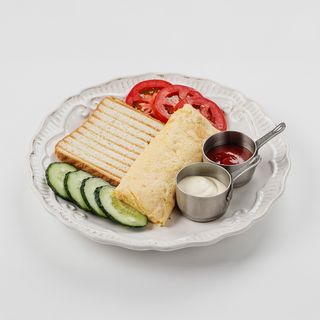 Омлет с поджаренным тостом