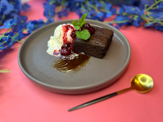 Брауні з морозивом та вишневим конфітюром