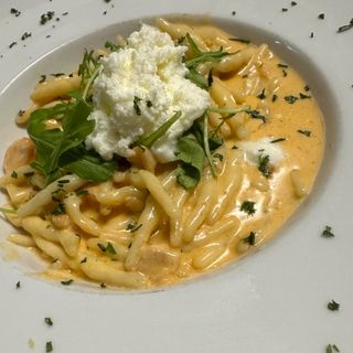 Trofie al salmón , rucola y burrata