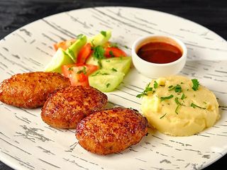 Котлетки свиняче-яловичі з гарніром (180/150/100/40)