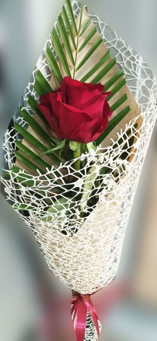 Букет от 1 роза с богата зеленина и луксозна опаковка (1бр)