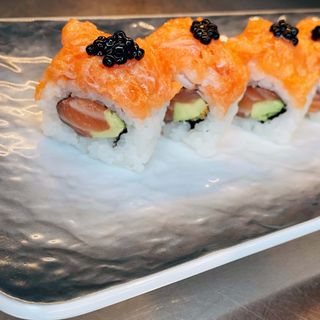 salmon aguacate spicy roll