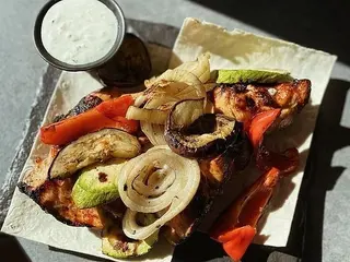 Курячий шашлик з овочами гриль та часниковим соусом (250/120/40g)