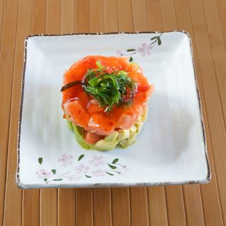 34. Tartar salmón con aguacate